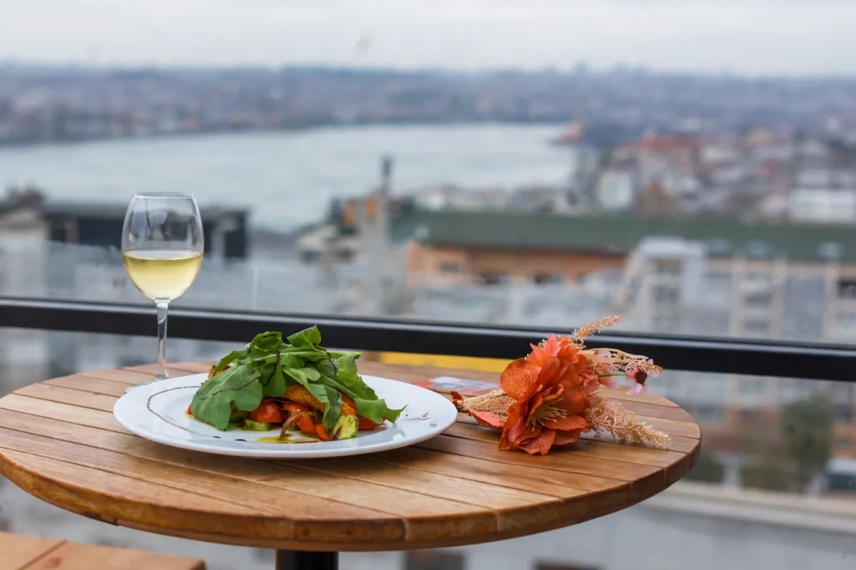 Balkon Cafe & Bar, Beyoğlu, İstanbul — Kafe ve Pastane