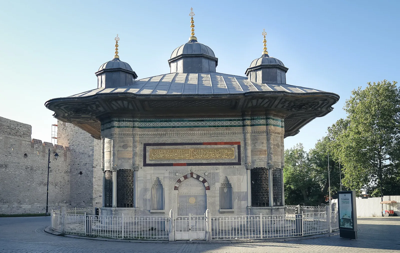 III. Ahmed Çeşmesi, Beyoğlu, İstanbul — Tarihi Yapı