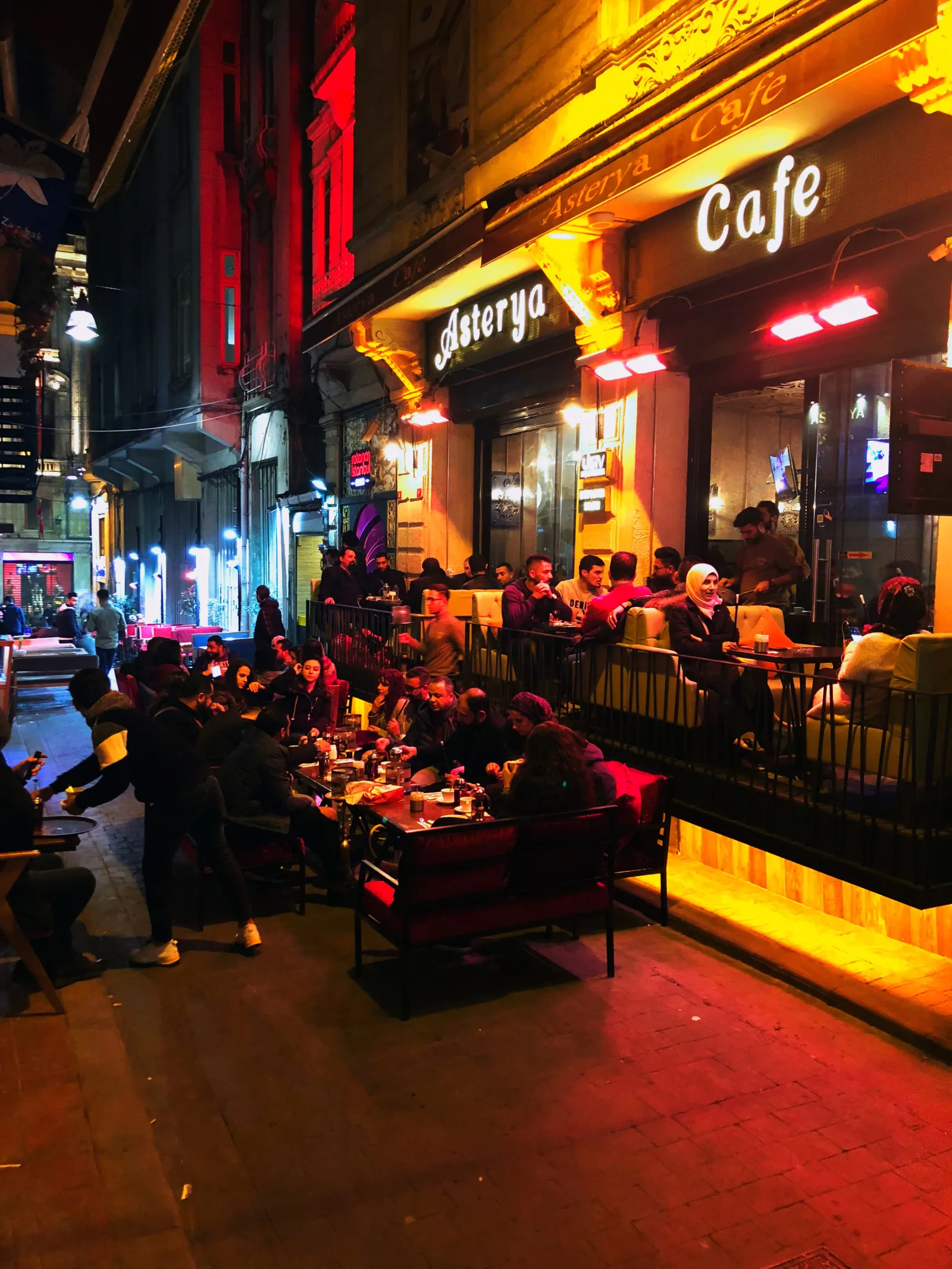 4 tea cafe&nargile, Beyoğlu, İstanbul — Kafe ve Pastane
