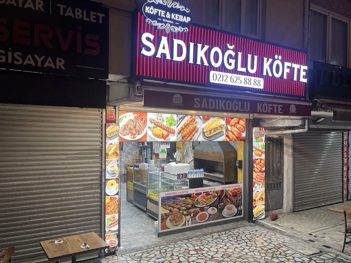 Sadıkoğlu Köfte Akşemsettin, Eyüpsultan, İstanbul — Kafe ve Pastane