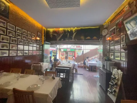 Tarihi Küçük Paris Meyhanesi, Fatih, İstanbul — Restoran