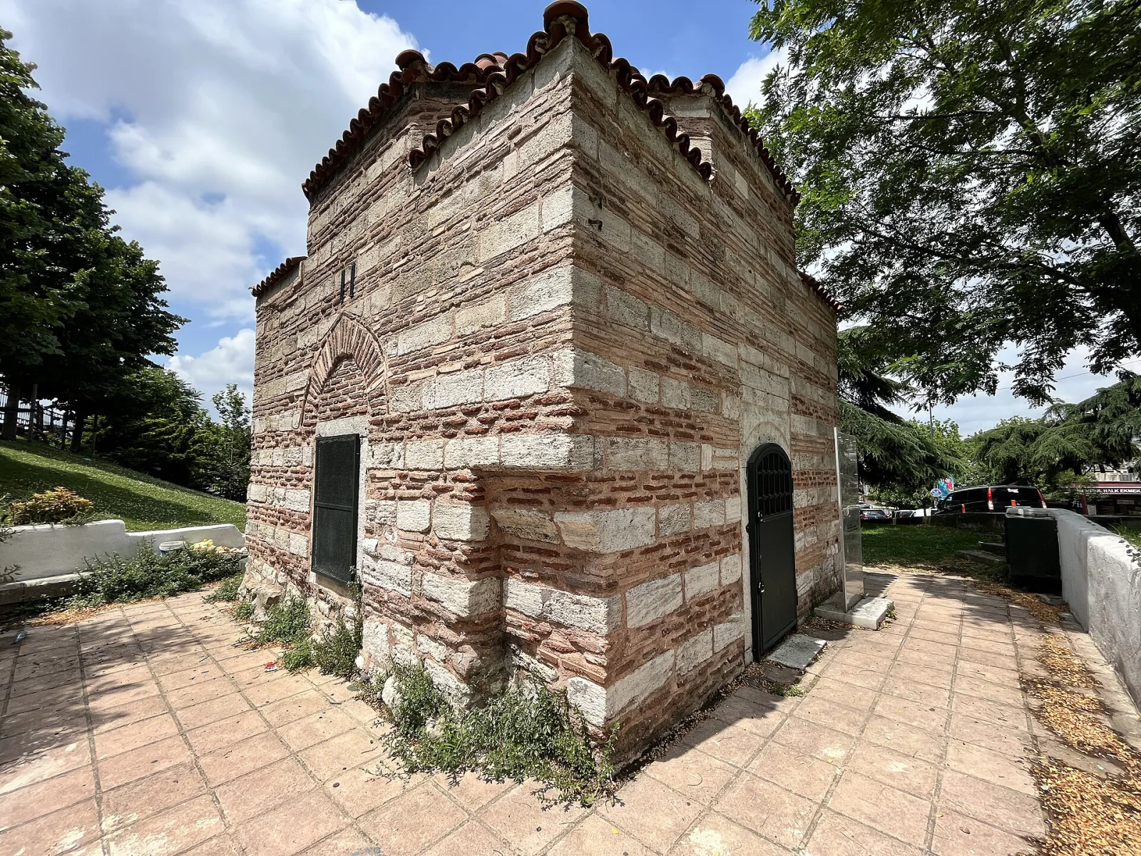 Lohusa Sultan Türbesi, Beyoğlu, İstanbul — Tarihi Yapı