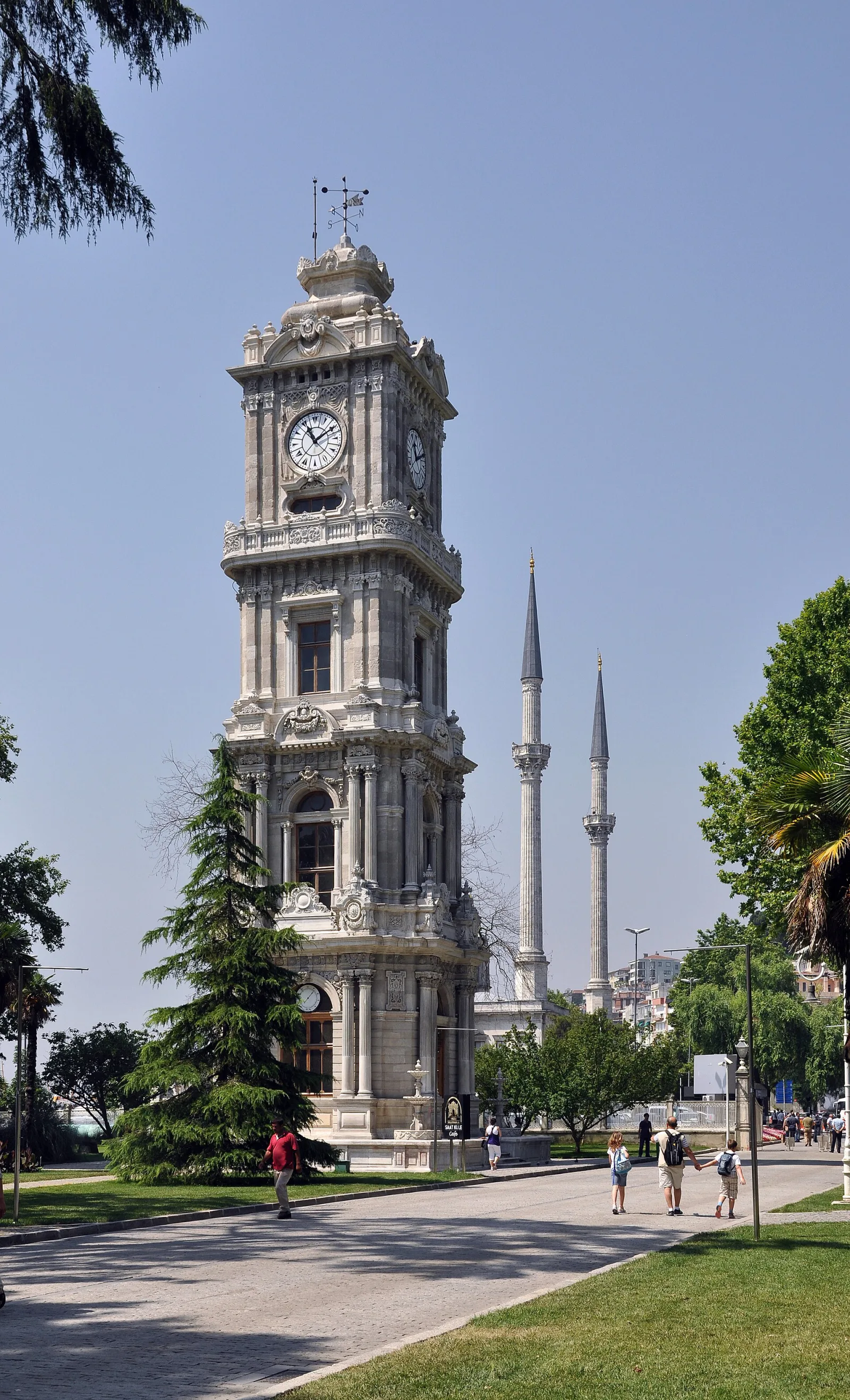 Dolmabahçe Saat Kulesi, Beşiktaş, İstanbul — Tarihi Yapı