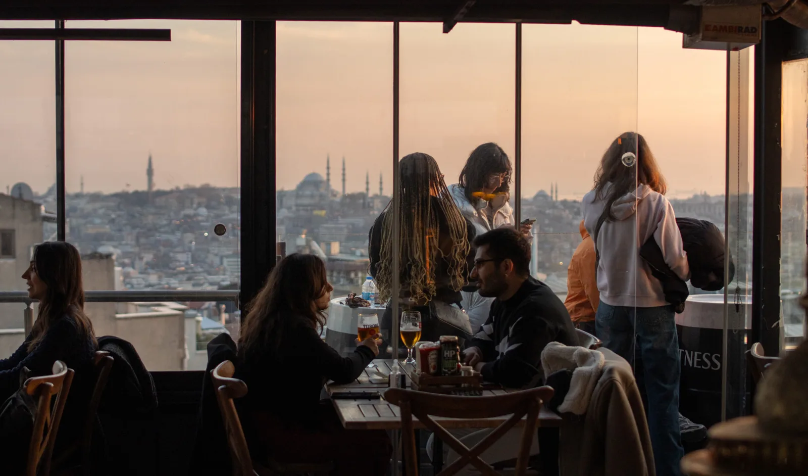 Balkon Cafe & Bar, Beyoğlu, İstanbul — Kafe ve Pastane