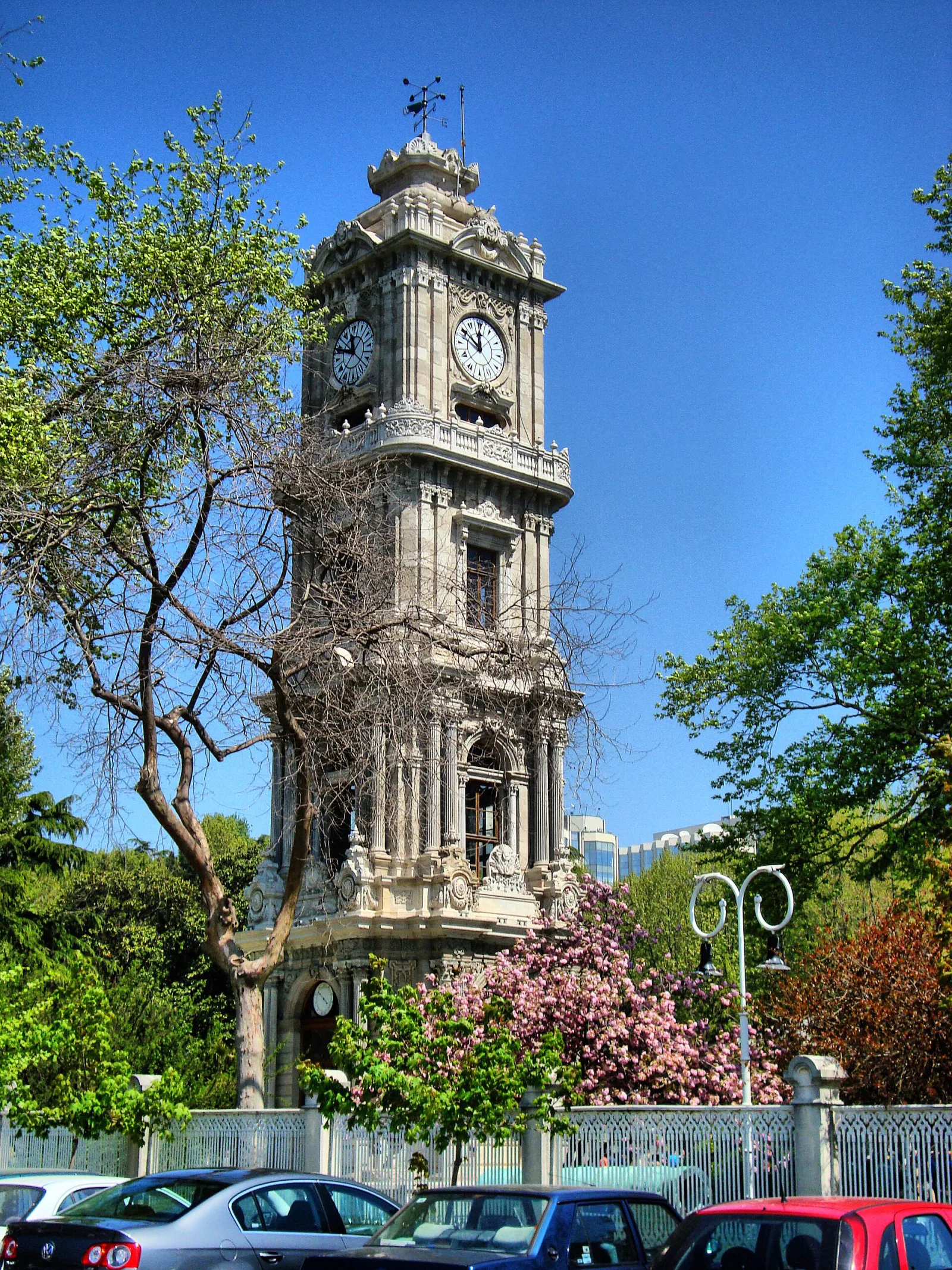 Dolmabahçe Saat Kulesi, Beşiktaş, İstanbul — Tarihi Yapı