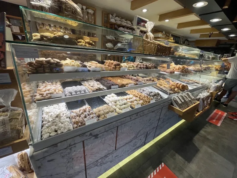 Beyaz Fırın - Erenköy, Kadıköy, İstanbul — Kafe ve Pastane