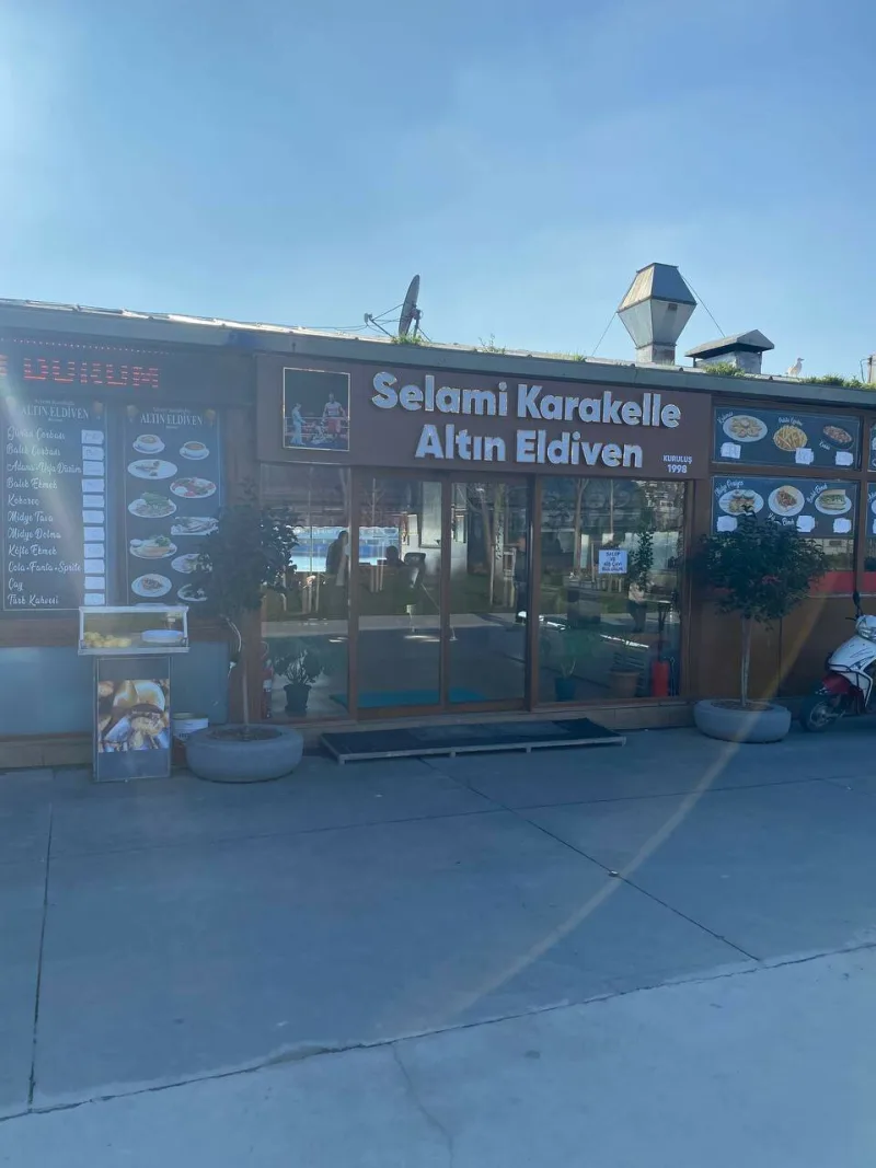 Selami Karakelle Altın Eldiven Balık ve Dürüm Evi, Kadıköy, İstanbul — Restoran