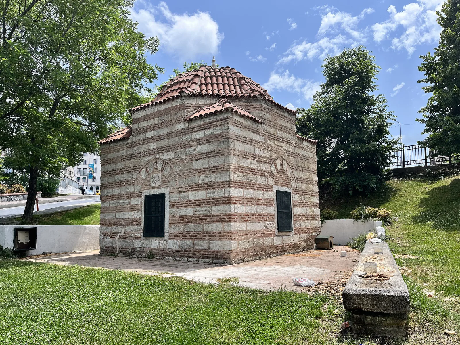 Lohusa Sultan Türbesi, Beyoğlu, İstanbul — Tarihi Yapı